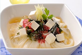 海藻サラダと豆腐の和風コンソーメン