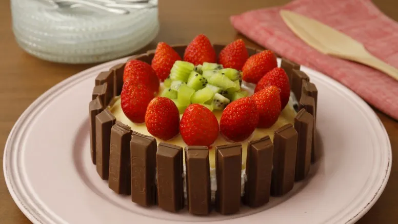 “キットカット”のミルクレープケーキ