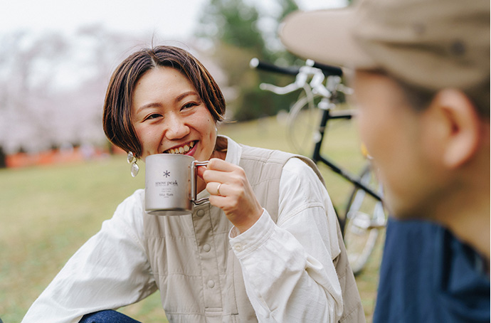 休日の朝、自転車で出掛けた公園でパンとコーヒー。