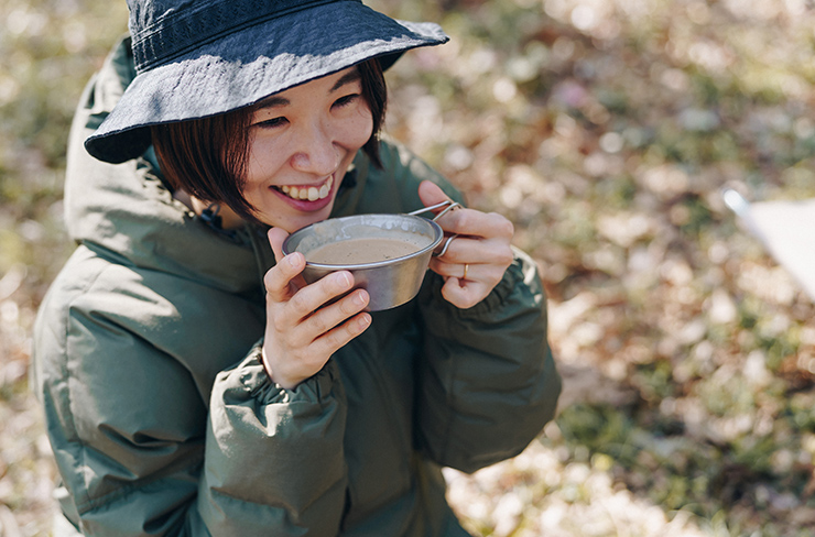 休日はブランケットとコットを持って、近所の公園でのんびりと。