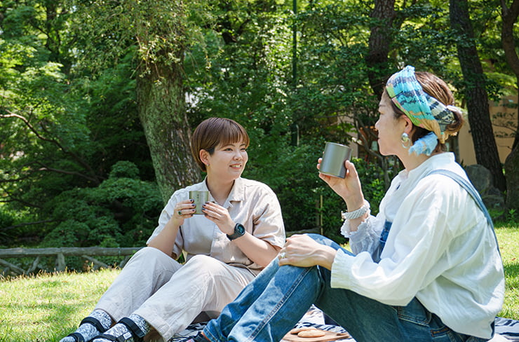 休日はブランケットとコットを持って、近所の公園でのんびりと。