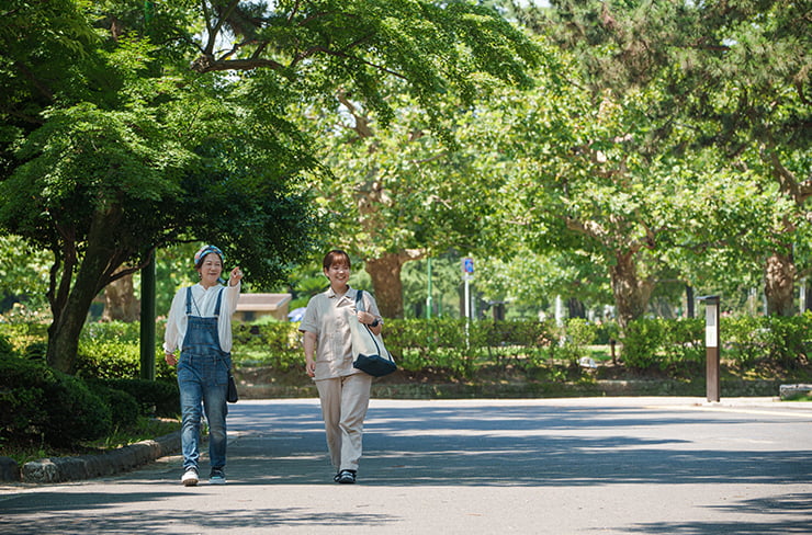 休日はブランケットとコットを持って、近所の公園でのんびりと。