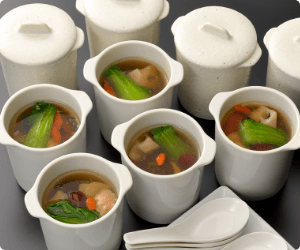 鶏肉・根菜・ナツメ・クコの実入りつぼ蒸しスープ